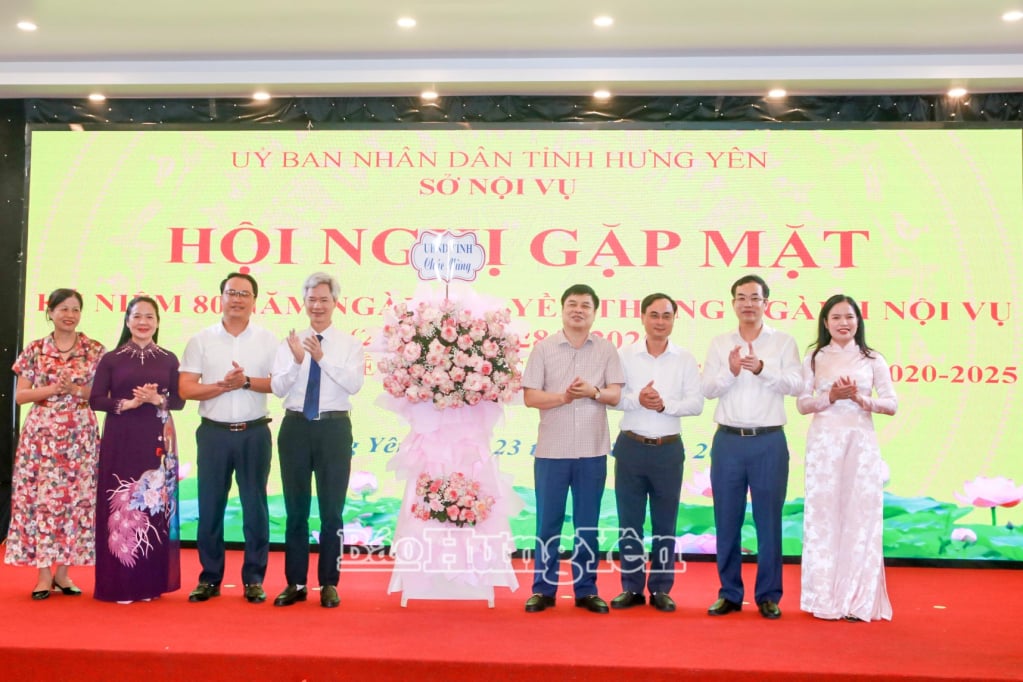 Wakil Ketua Komite Rakyat Provinsi Pham Van Nghiem memberikan bunga untuk memberi ucapan selamat kepada Departemen Dalam Negeri.