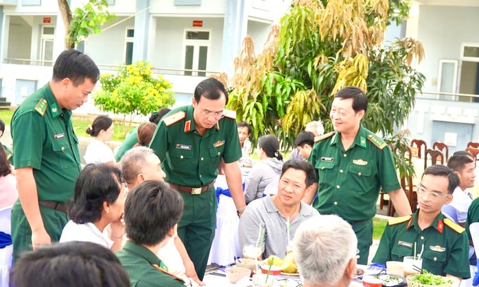 Ấm áp hình ảnh bộ đội ăn sáng cùng ngư dân tại xã Long Hải, TP HCM - Ảnh 2.