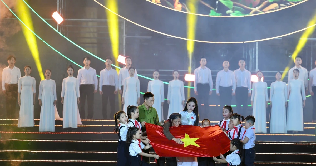 Hòa Minzy xây dựng 'ngoại truyện' của 'Mưa đỏ' bằng 'Nỗi đau giữa hòa bình'