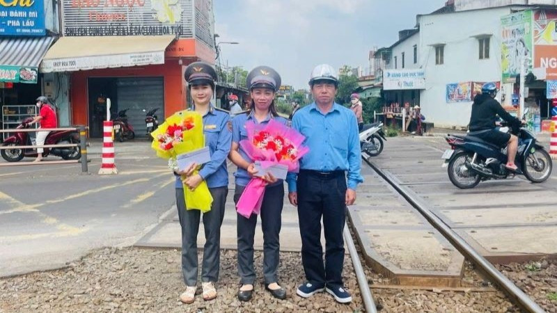 Đại diện lãnh đạo Công ty cổ phần Đường sắt Sài Gòn động viên, khen thưởng hai nhân viên gác chắn.