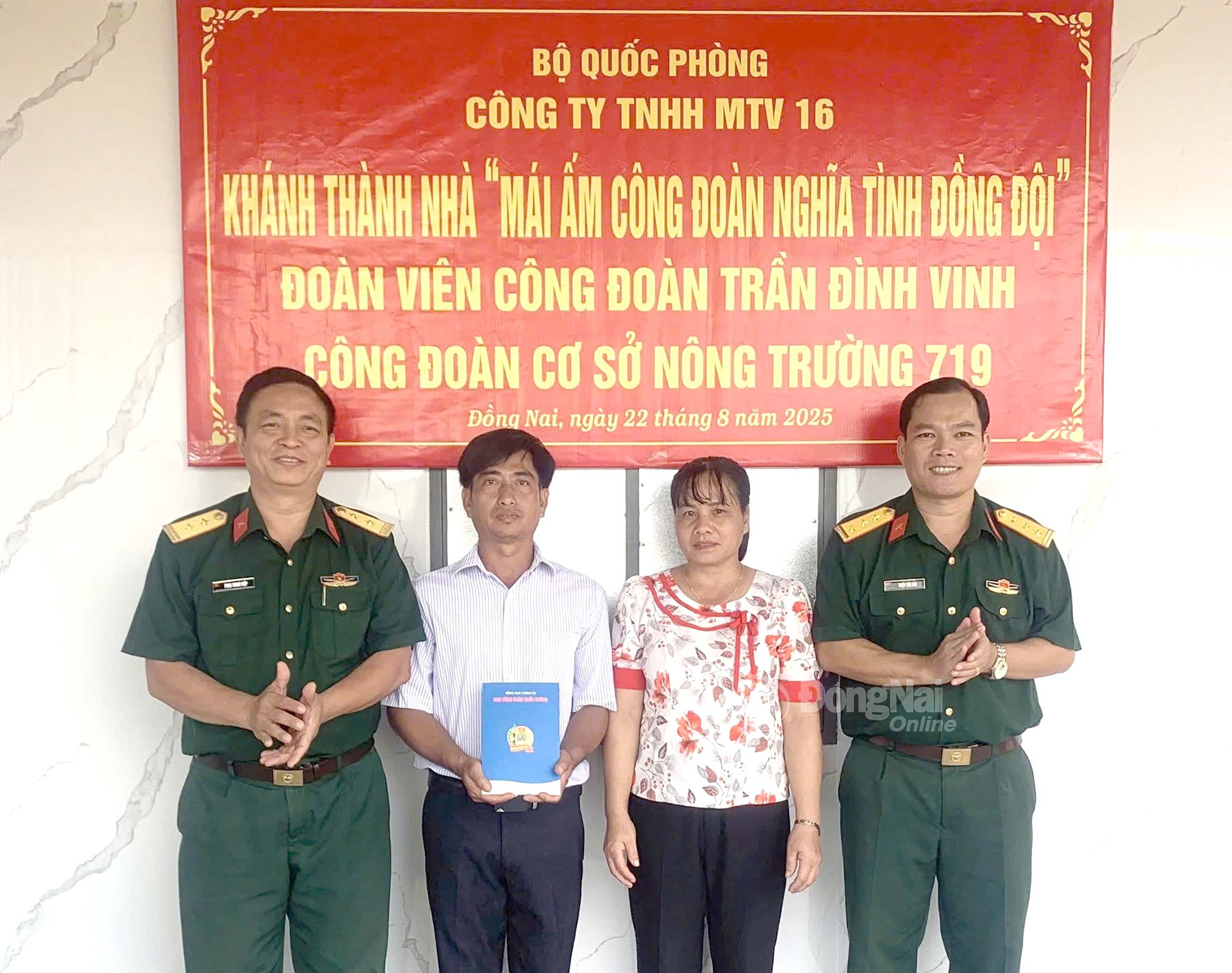 តំណាងនាយកដ្ឋាននយោបាយ កងយោធពលខេមរភូមិន្ទលេខ ១៦ ប្រគល់ថវិកាឧបត្ថម្ភដល់កន្លែងស្នាក់នៅសម្រាប់គ្រួសារសមាជិកសហជីពលោក Tran Dinh Vinh ដែលកំពុងជួបការលំបាកលំនៅឋាន។ រូបថត៖ អាញ់ ឌឹក