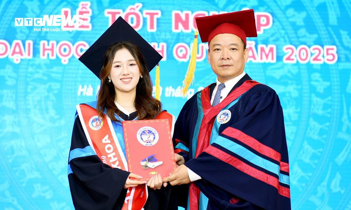 សាស្ត្រាចារ្យរង បណ្ឌិត Bui Huy Nhuong នាយកសាកលវិទ្យាល័យសេដ្ឋកិច្ចជាតិ ប្រគល់សញ្ញាបត្រដល់និស្សិតទើបបញ្ចប់ការសិក្សា។