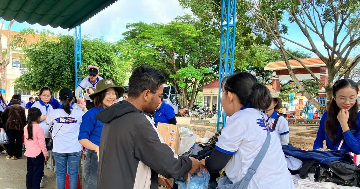មហោស្រព “អាវសទៅសាលា” លើកទី១០ នាំមកភាពសប្បាយរីករាយដល់កុមារនៅតំបន់ខ្ពង់រាប Lam Dong