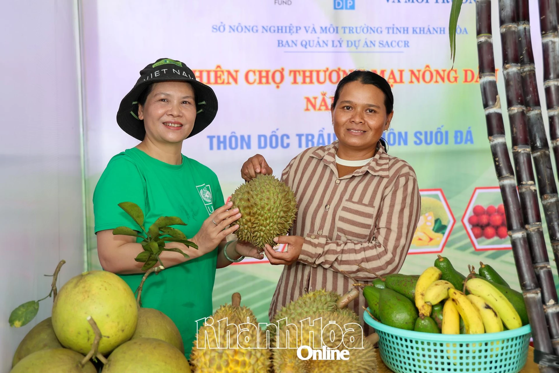 លោកស្រី Tro Thi Hop (ស្តាំ) ថតរូបអនុស្សាវរីយ៍ជាមួយភ្ញៀវទេសចរ។