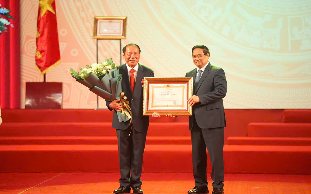 រដ្ឋមន្ត្រី ង្វៀន វ៉ាន់ហុង ទទួលបានមេដាយការងារថ្នាក់ទី១។