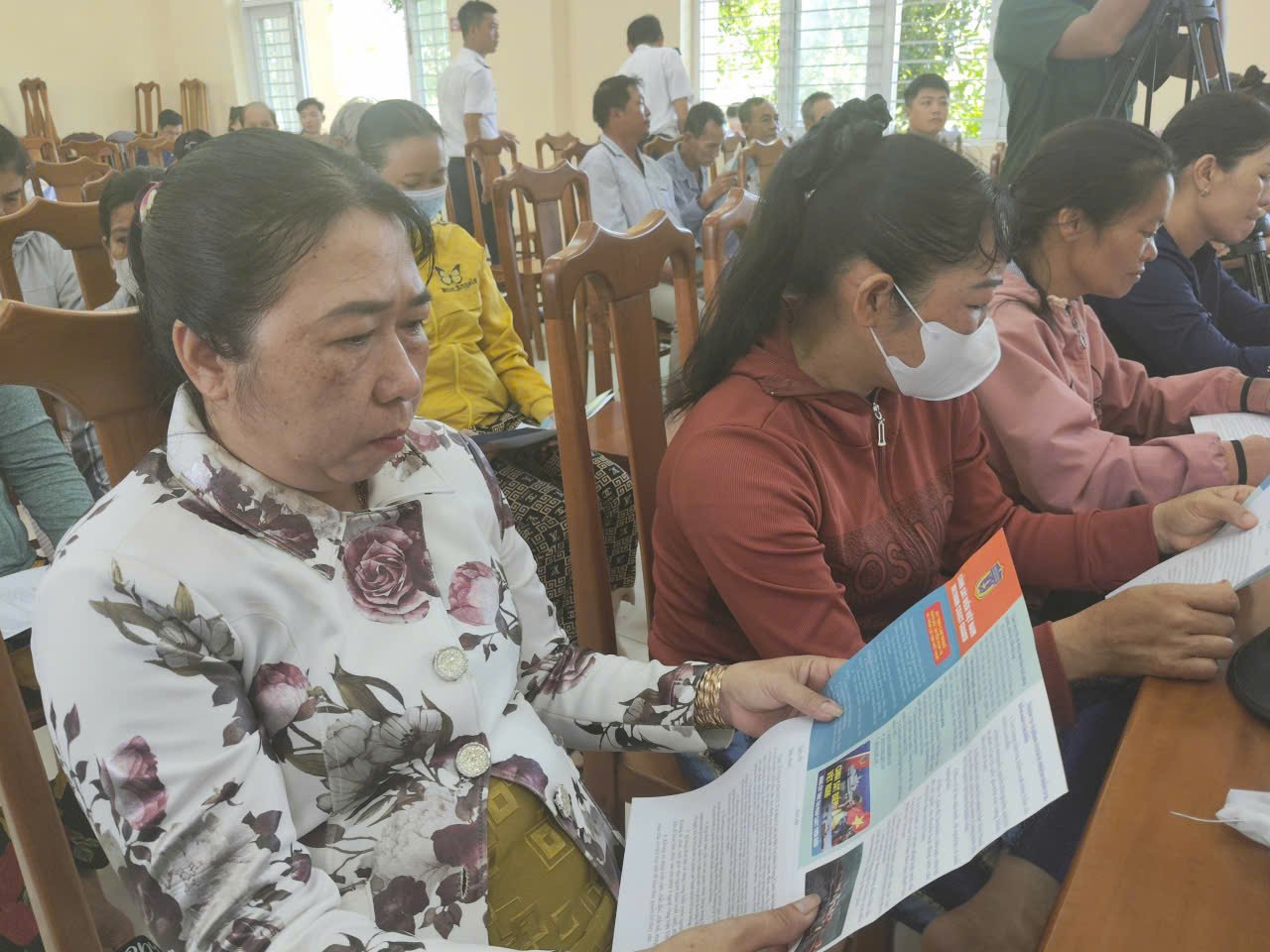 Cảnh sát biển trao cờ Tổ quốc và tặng quà cho ngư dân Đồng Tháp- Ảnh 12.