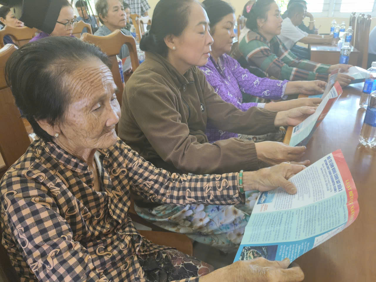 Cảnh sát biển trao cờ Tổ quốc và tặng quà cho ngư dân Đồng Tháp- Ảnh 14.