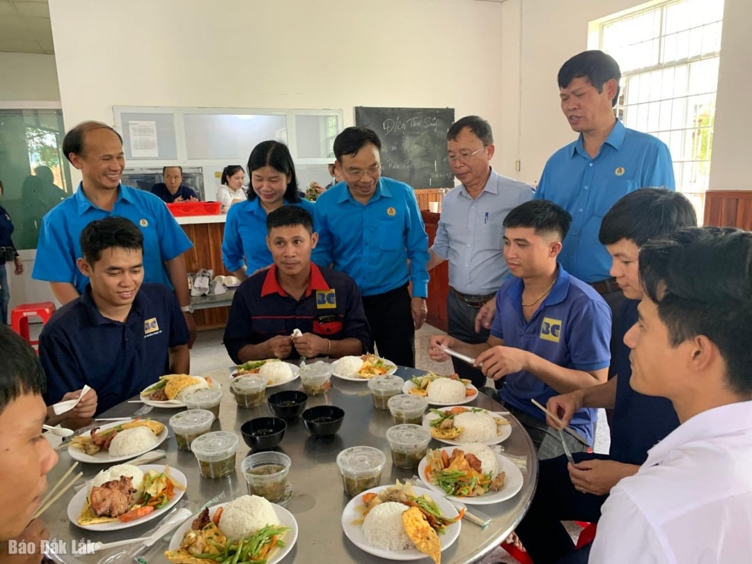 ថ្នាក់​ដឹកនាំ​សហព័ន្ធ​ការងារ​ខេត្ត និង​ក្រុមហ៊ុន​ចុះ​ជួប​សមាជិក​សហជីព​ដែល​ចូលរួម​ក្នុង​ពិធី Union Meal ។