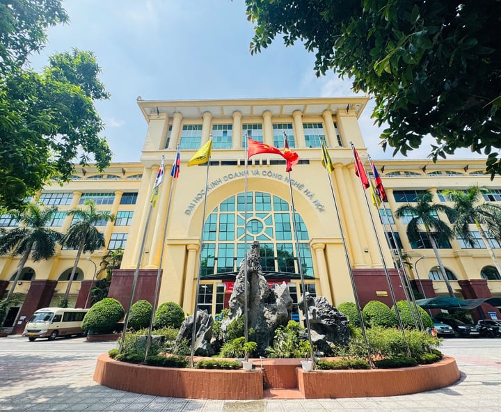 សាកលវិទ្យាល័យពាណិជ្ជកម្ម និងបច្ចេកវិទ្យាហាណូយបានប្រកាសពិន្ទុចូលរៀនសម្រាប់កម្មវិធីសាកលវិទ្យាល័យធម្មតាឆ្នាំ 2025 នៃមុខជំនាញបណ្តុះបណ្តាលចំនួន 27 ។