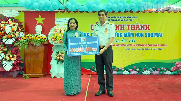 ndo_tr_anh-4-thieu-tuong-trao-500-trieu-dong.jpg