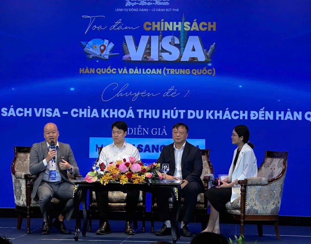 វាគ្មិន​វៀត​ណាម និង​ស្ថាន​កុងស៊ុល​កូរ៉េ​បាន​ចែករំលែក​ក្នុង​សិក្ខាសាលា។ (រូបថត៖ Khanh Ly/Vietnam+)