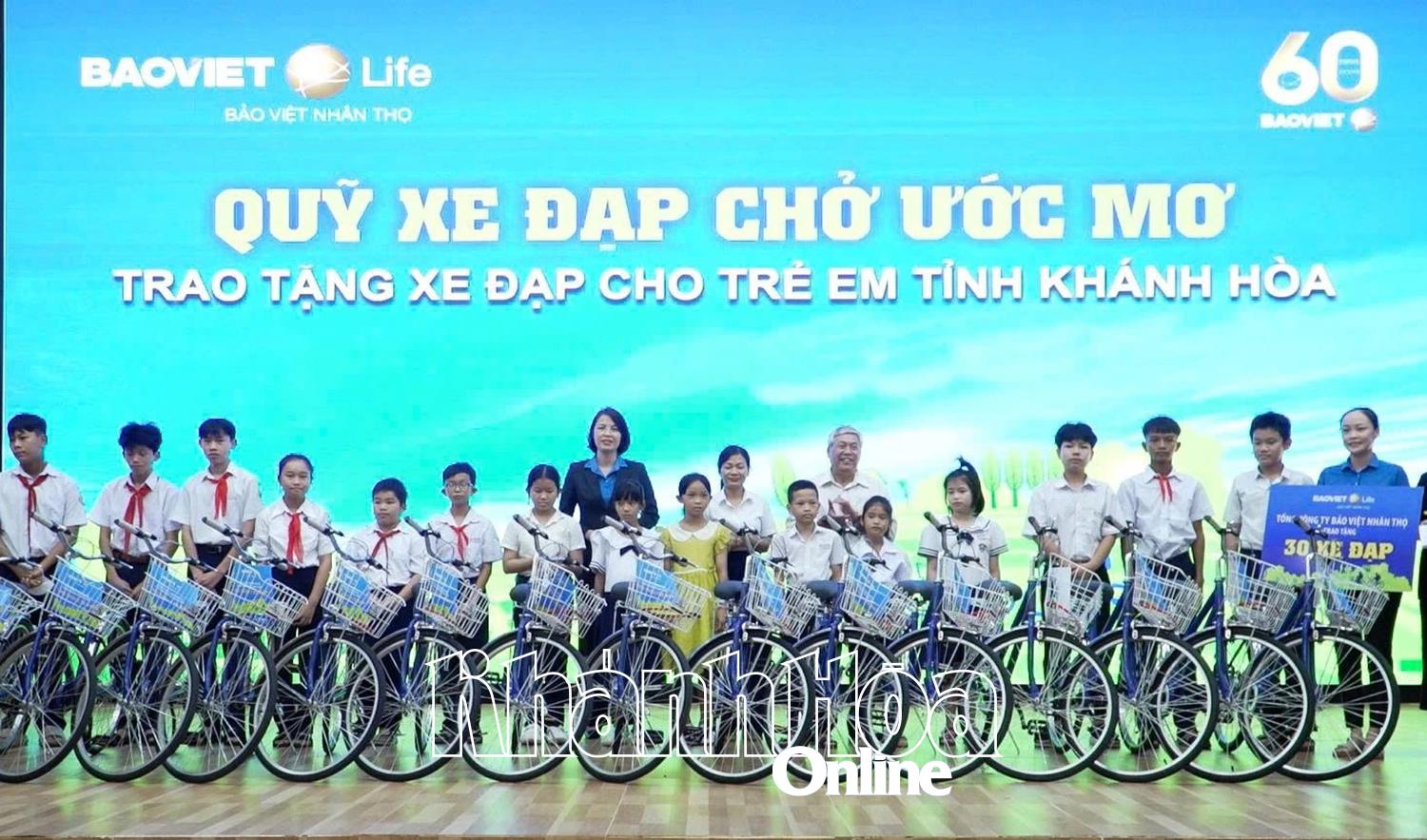 Bảo Việt Nhân thọ Khánh Hòa trao 15 xe đạp cho học sinh có hoàn cảnh khó khăn