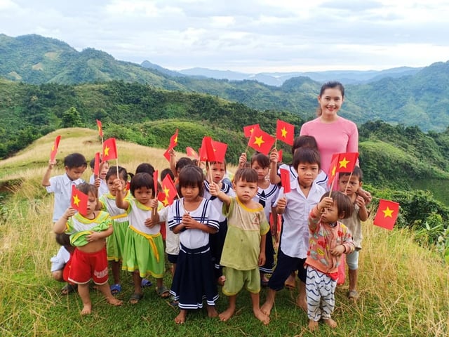 Cô giáo trẻ gieo chữ trên đỉnh Ngọc Linh- Ảnh 2.