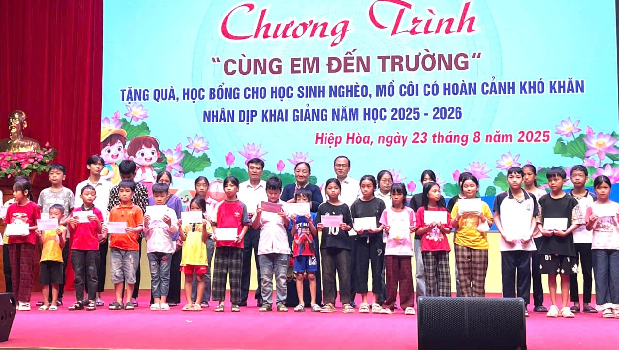 Bắc Ninh: Hơn 500 phần quà đến với trẻ em nghèo trước thềm năm học mới- Ảnh 1.