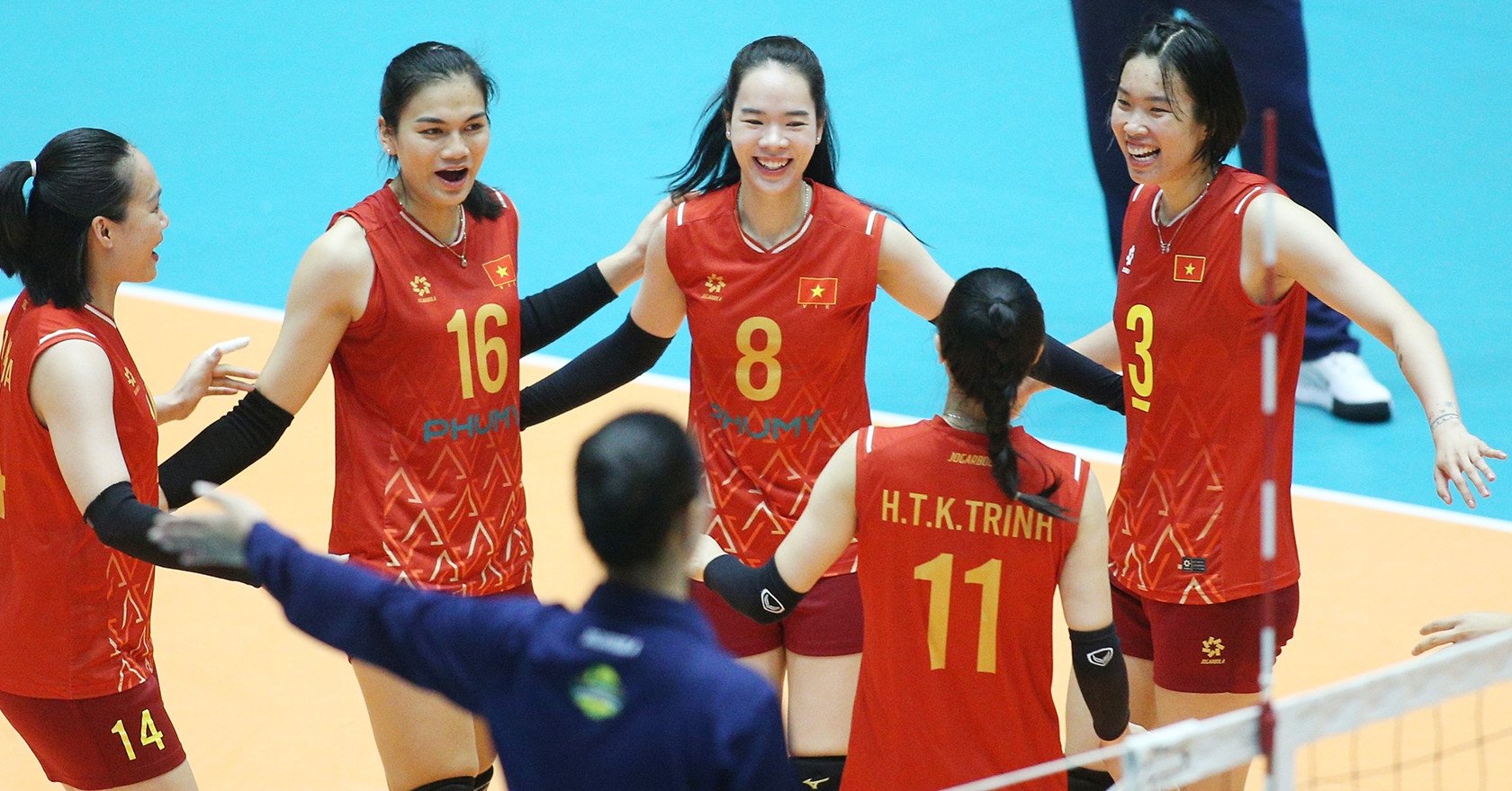 Vietnamesische Frauen-Volleyballmannschaft gegen Polen: Aufbruch in die Berge