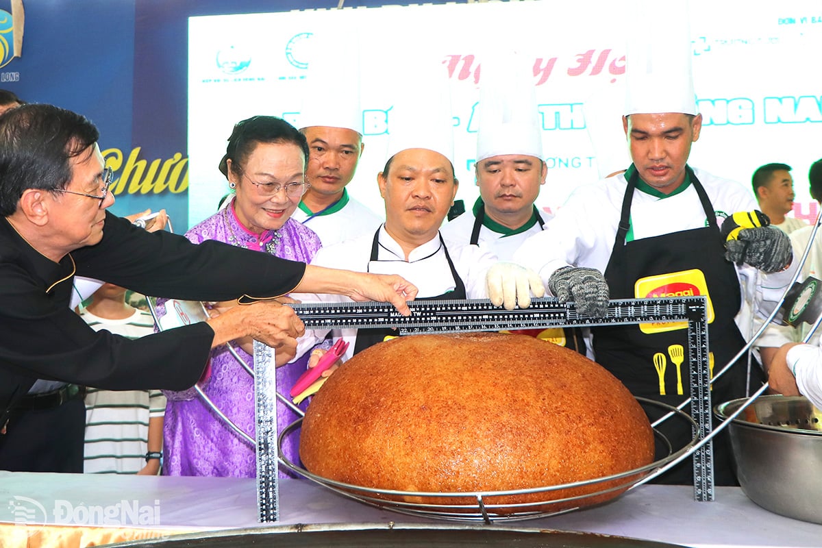 អង្គការកំណត់ត្រាវៀតណាម និងមេចុងភៅបានពិនិត្យទំហំពិតប្រាកដនៃអង្ករដំណើបគ្រាប់ស្វាយចន្ទី ដើម្បីកំណត់កំណត់ត្រា។