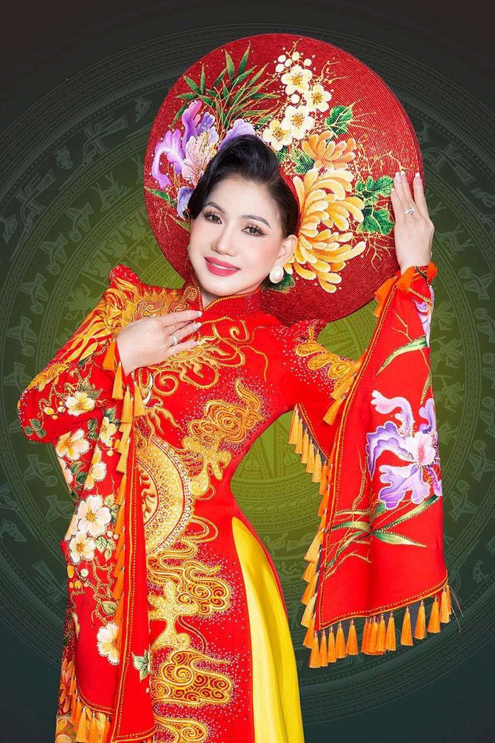 NSND Phượng Loan rực rỡ trong bộ sưu tập áo dài 