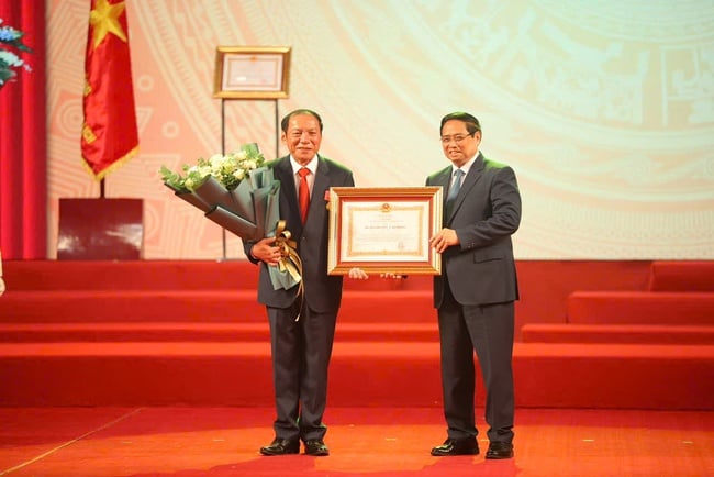 Bộ trưởng Nguyễn Văn Hùng được tặng thưởng Huân chương Lao động hạng Nhất  - Ảnh 2.