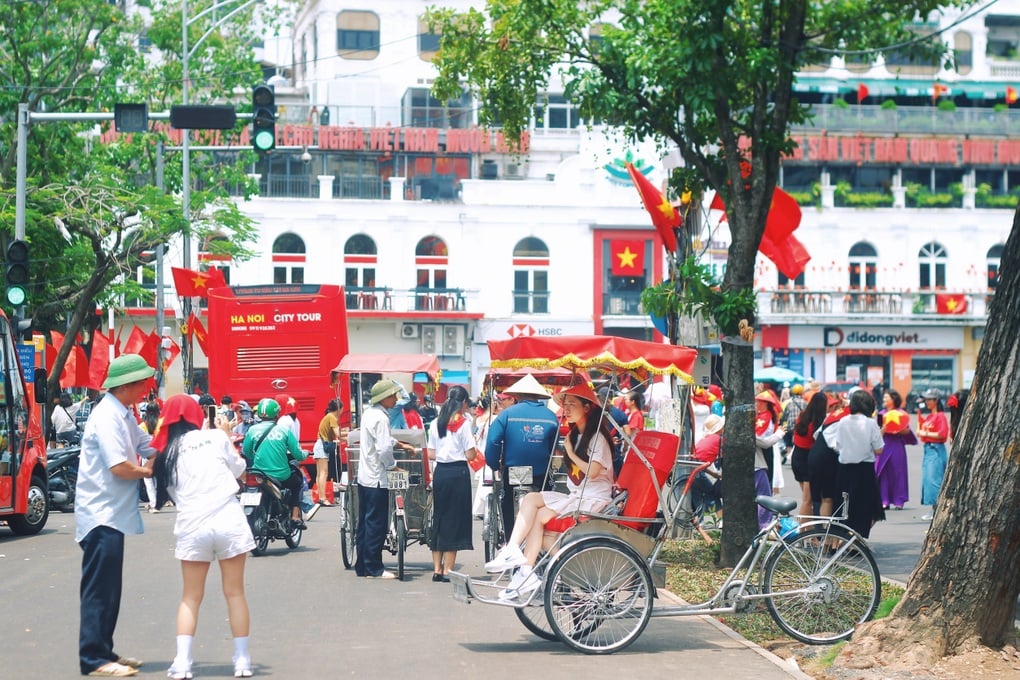 Toà sát Hàm cá mập rực rỡ cờ đỏ sao vàng là điểm check-in gây sốt dịp 2/9 - 5