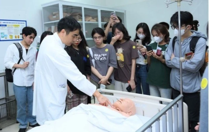 The highest benchmark score of Hanoi Medical University is 28.70