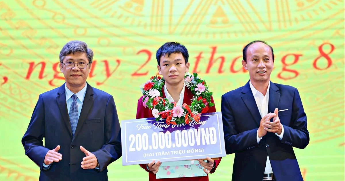ลัมดงมอบเงิน 200 ล้านดอลลาร์สหรัฐให้แก่นักศึกษาผู้คว้าเหรียญเงินในการแข่งขันโอลิมปิกระหว่างประเทศด้านวิทยาการคอมพิวเตอร์