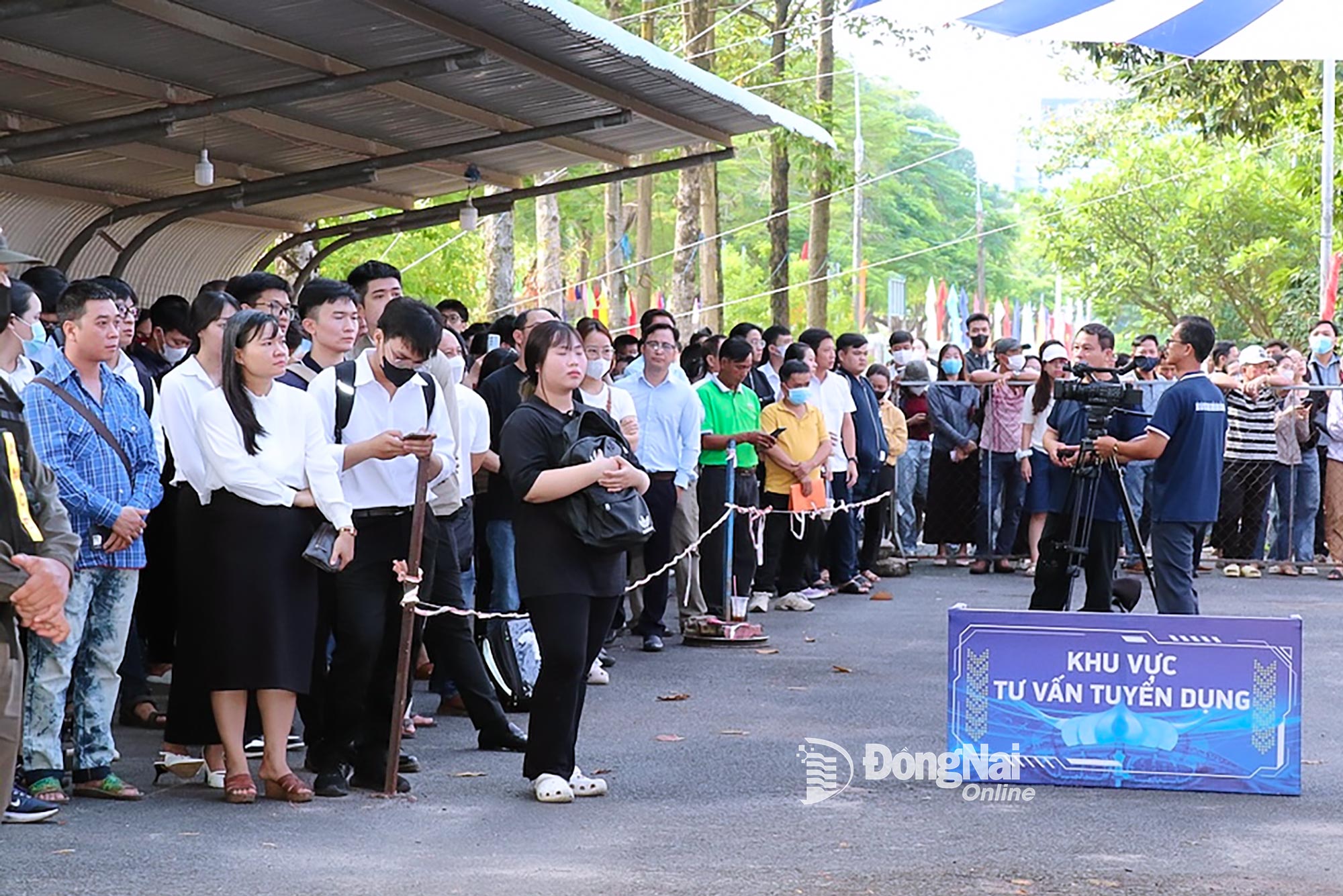 Các ứng viên chờ đến lượt vào check-in để tham gia phỏng vấn tuyển dụng. Ảnh: Hải Yến