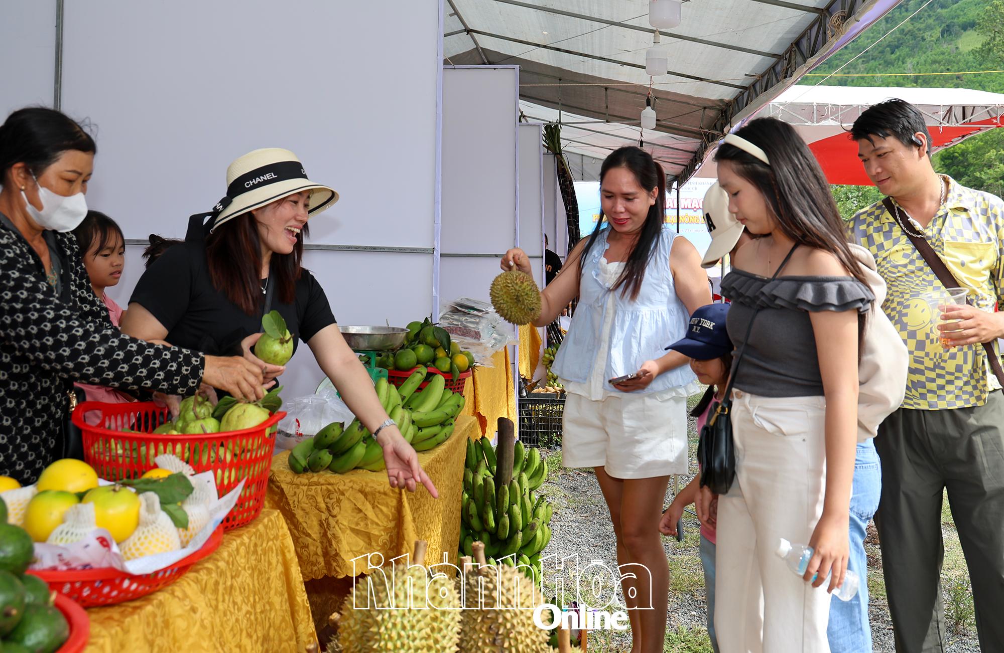 ផ្សារ​នេះ​ទាក់ទាញ​ភ្ញៀវ​ទេសចរ​ជា​ច្រើន​ឲ្យ​មក​ទស្សនា សិក្សា និង​ទិញ​ទំនិញ។