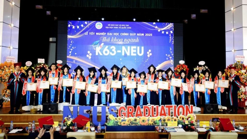 Gần 2.300 sinh viên Đại học Kinh tế quốc dân nhận bằng tốt nghiệp loại Xuất sắc