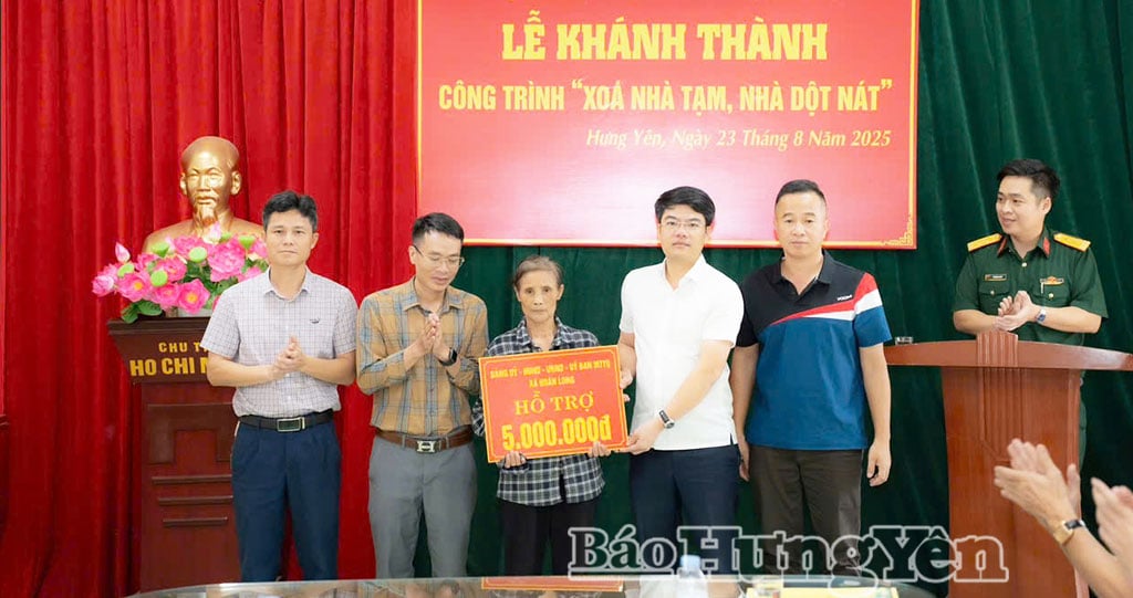 Đại diện lãnh đạo xã Hoàn Long trao tặng gia đình bà Minh số tiền 5 triệu đồng từ Quỹ “Vì người nghèo” của xã.