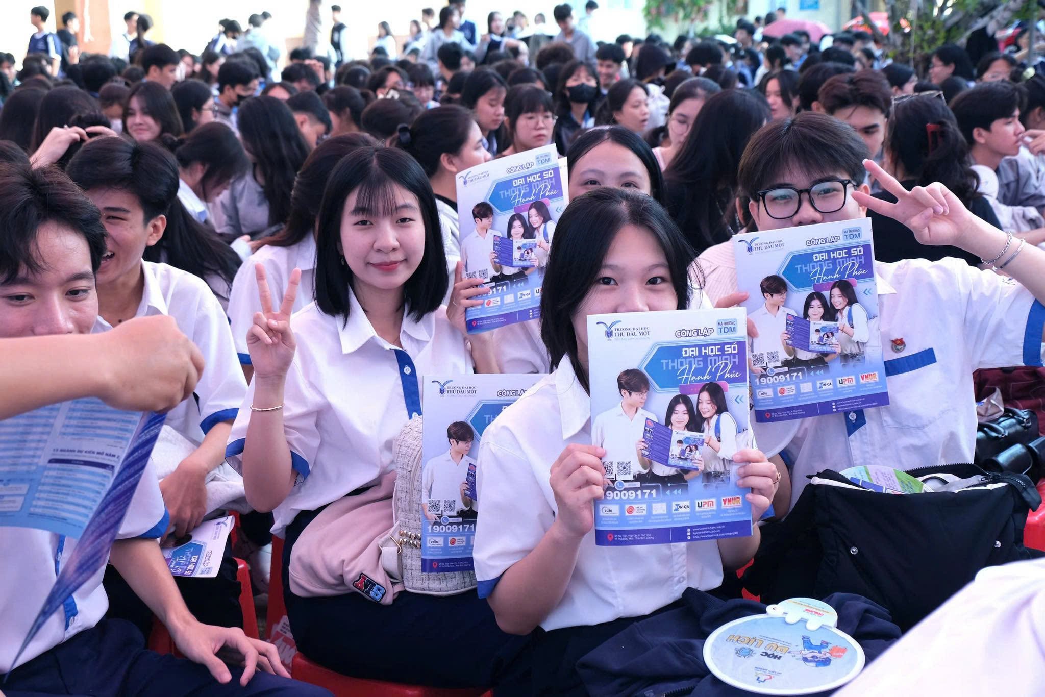 Trường đại học Thủ Dầu Một (TP.HCM) điểm chuẩn trúng tuyển cao nhất 26,86 điểm - Ảnh 1.