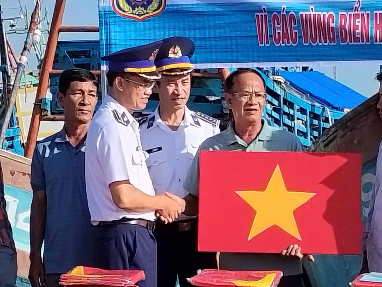 Cảnh sát biển trao cờ Tổ quốc và tặng quà cho ngư dân Đồng Tháp- Ảnh 4.