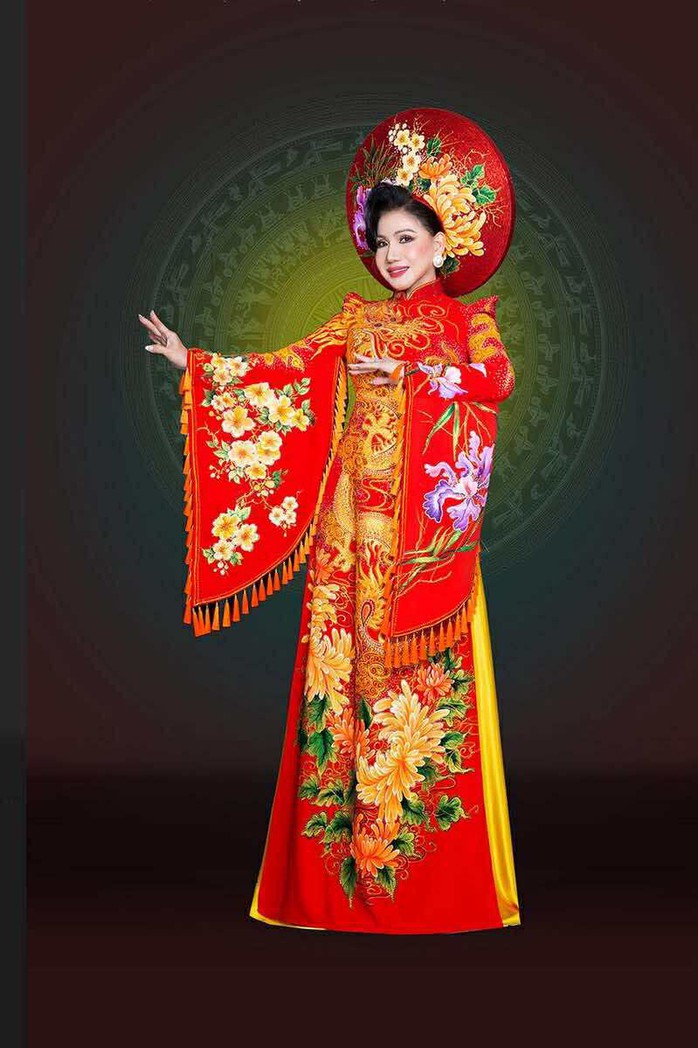 NSND Phượng Loan rực rỡ trong bộ sưu tập áo dài 