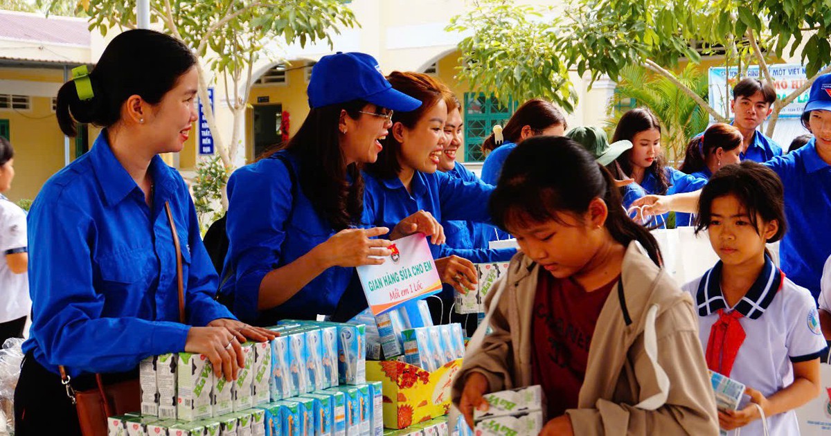 ផ្តល់ក្តីស្រលាញ់ - ទទួលស្នាមញញឹម