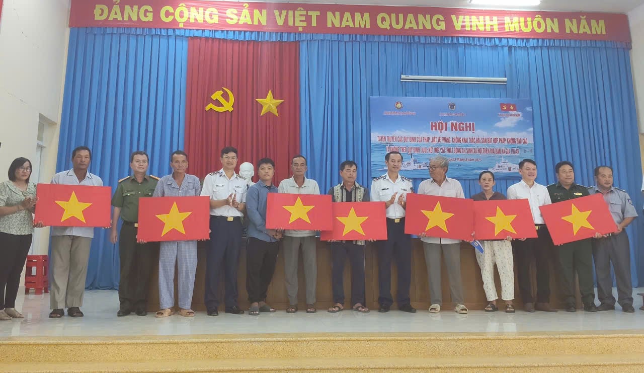 Cảnh sát biển trao cờ Tổ quốc và tặng quà cho ngư dân Đồng Tháp- Ảnh 1.