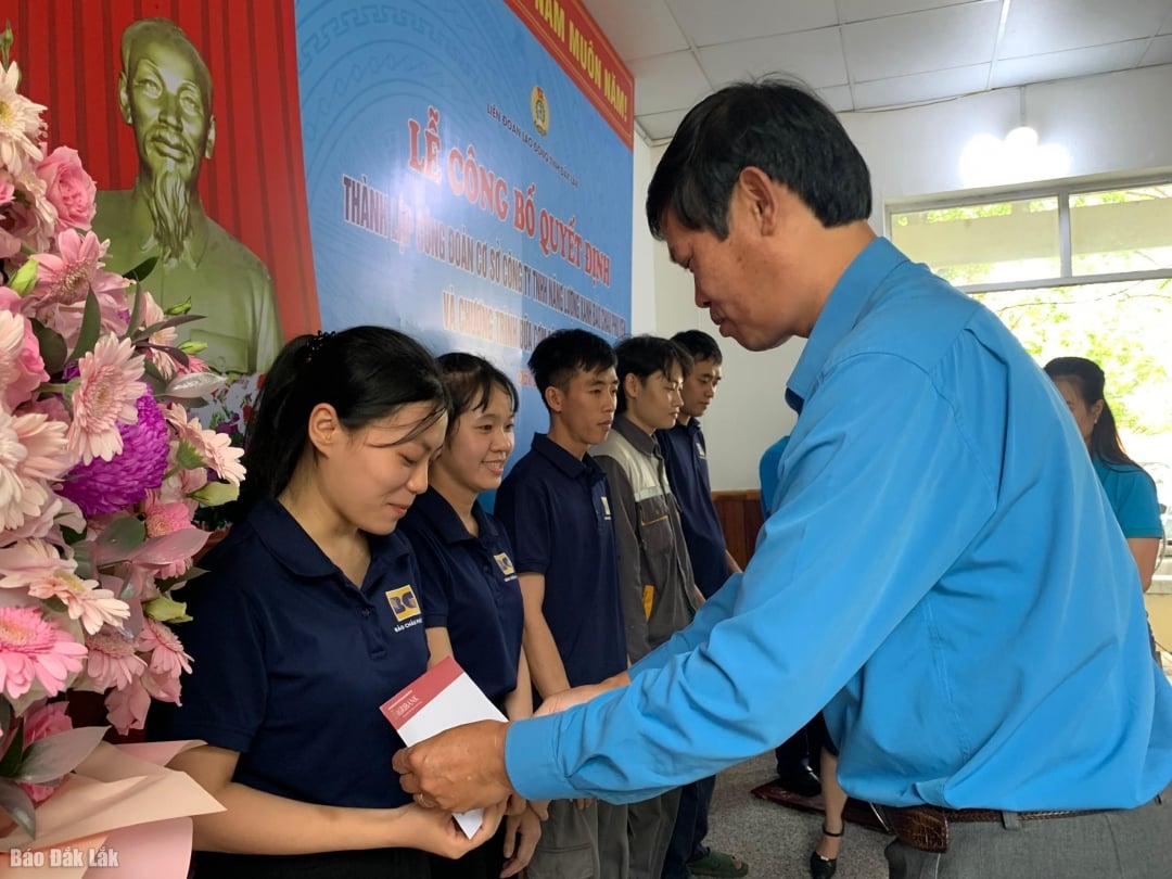 ប្រធាន​សហព័ន្ធ​ការងារ​ខេត្ត Le Van Thanh ជូន​អំណោយ​ដល់​សមាជិក​សហជីព និង​កម្មករ​ក្នុង​កាលៈទេសៈ​លំបាក។