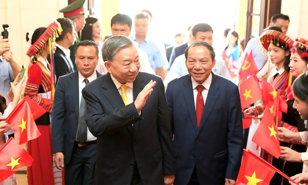អគ្គលេខាធិកា To Lam ប្រគល់មេដាយការងារថ្នាក់ទី១ ដល់ក្រសួងវប្បធម៌ កីឡា និងទេសចរណ៍។
