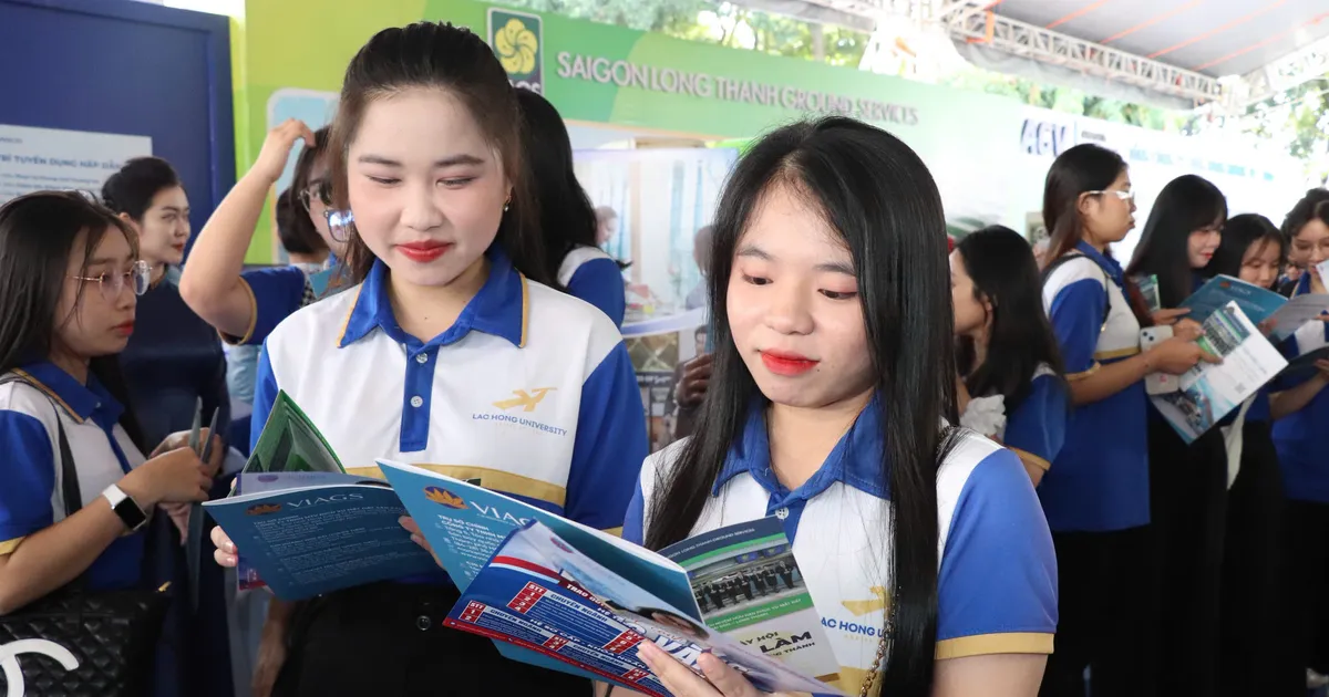 មនុស្សរាប់ពាន់នាក់ចូលរួមពិព័រណ៍ការងារនៅអាកាសយានដ្ឋានឡុងថាញ់