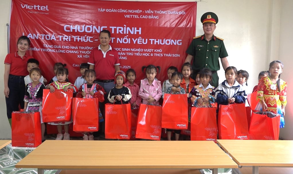 Viettel Cao Bang ប្រគល់អំណោយដល់សិស្សានុសិស្សនៅសាលា Lung Chang