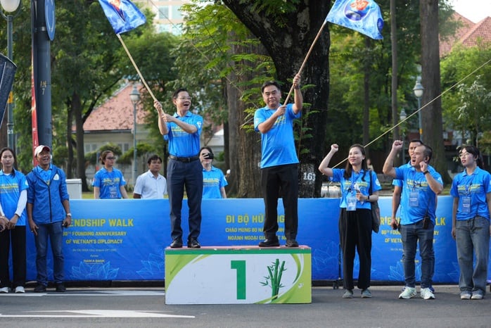 Người dân thành phố đi bộ chào mừng 80 năm ngành Ngoại giao Việt Nam- Ảnh 2.