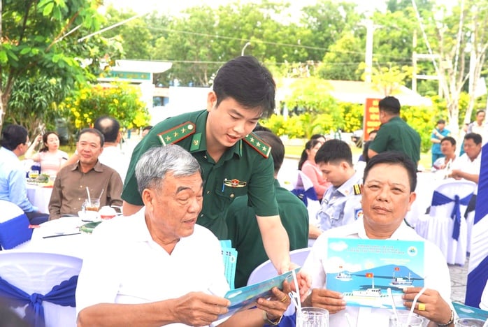 Ấm áp hình ảnh bộ đội ăn sáng cùng ngư dân tại xã Long Hải, TP HCM - Ảnh 11.