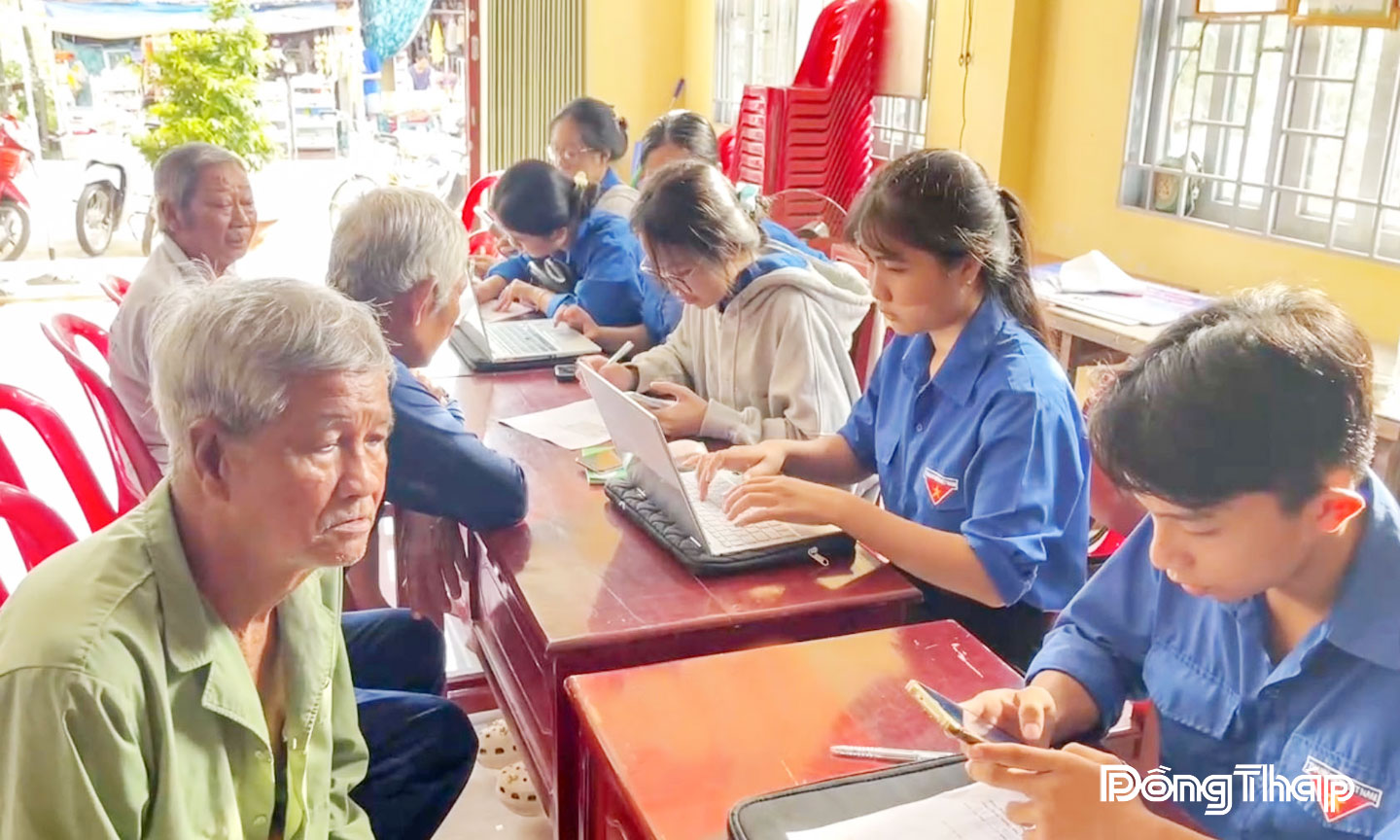 សហភាព​យុវជន​ឃុំ Long Phu Thuan ខេត្ត Dong Thap អនុវត្ត​នីតិវិធី​រដ្ឋបាល​ចល័ត បង្កើត​ភាព​ងាយស្រួល​ជូន​ប្រជាពលរដ្ឋ។