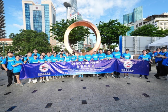 Người dân thành phố đi bộ chào mừng 80 năm ngành Ngoại giao Việt Nam- Ảnh 8.