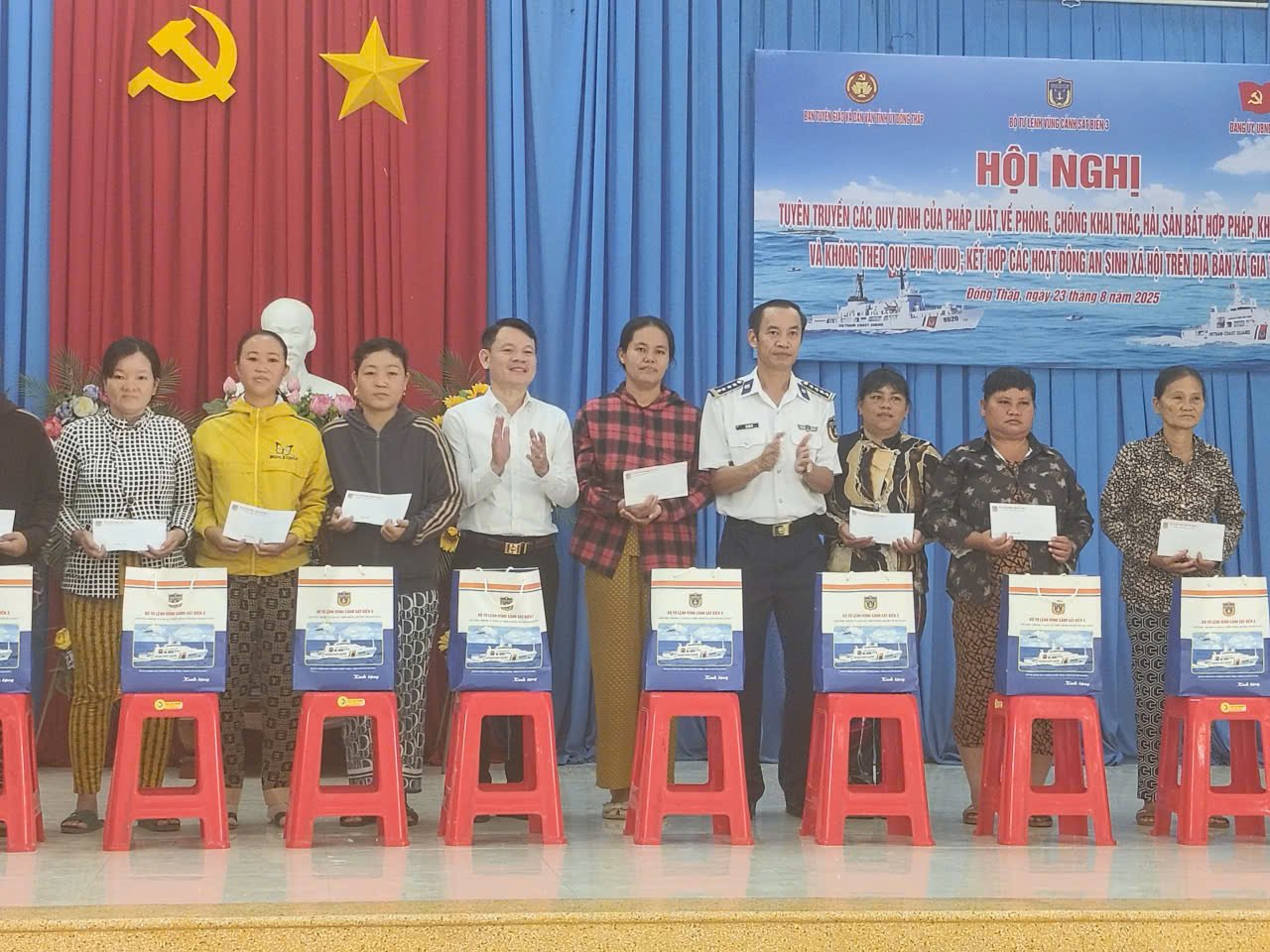 Cảnh sát biển trao cờ Tổ quốc và tặng quà cho ngư dân Đồng Tháp- Ảnh 7.
