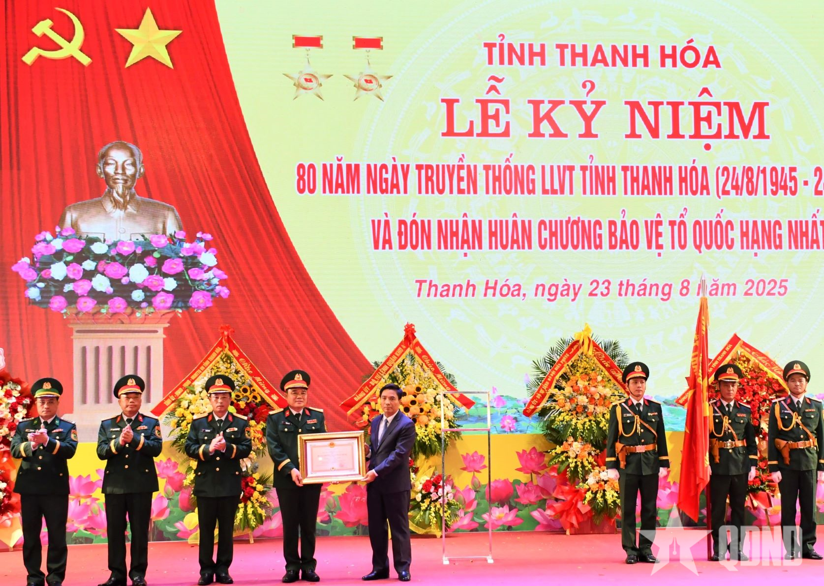 Die Streitkräfte der Provinz Thanh Hoa feiern den 80. Jahrestag des traditionellen Tages