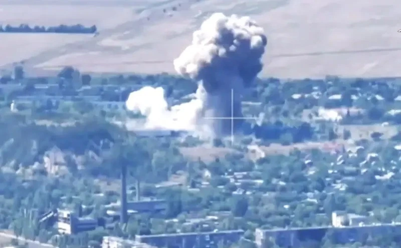 FAB-3000 bomb hits Ukrainian troop assembly point in Mirnohrad