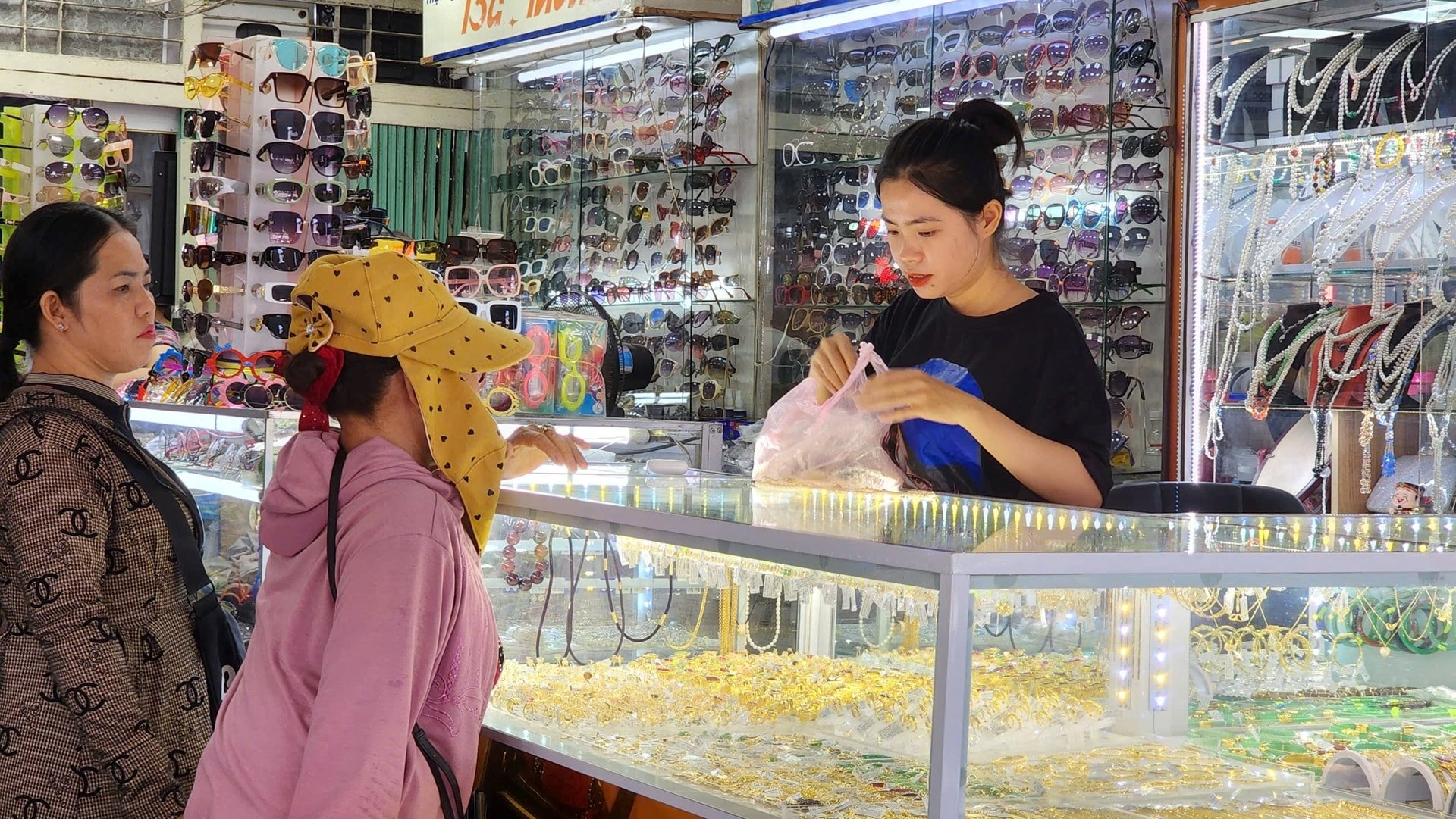 Giá vàng chiều nay 23/8: Giá vàng miếng và vàng nhẫn tăng kỷ lục, vàng thế giới leo dốc thẳng đứng