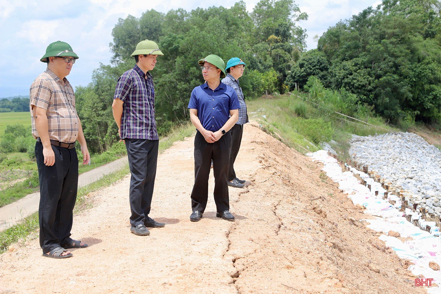 Đoàn kiểm tra tại hồ Cha Chạm.