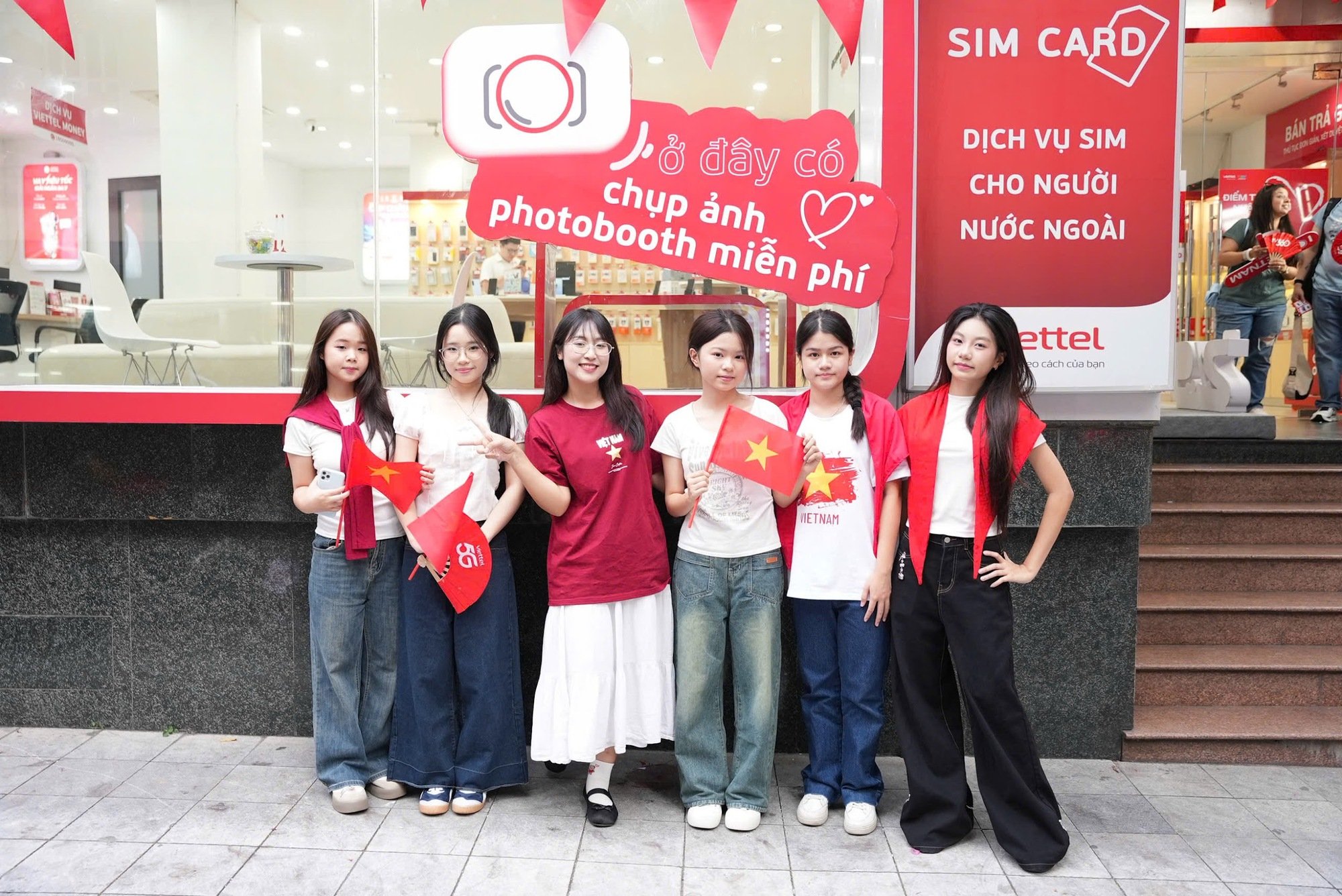 Giới trẻ Hà thành check-in Photobooth miễn phí tại cửa hàng Viettel- Ảnh 2.