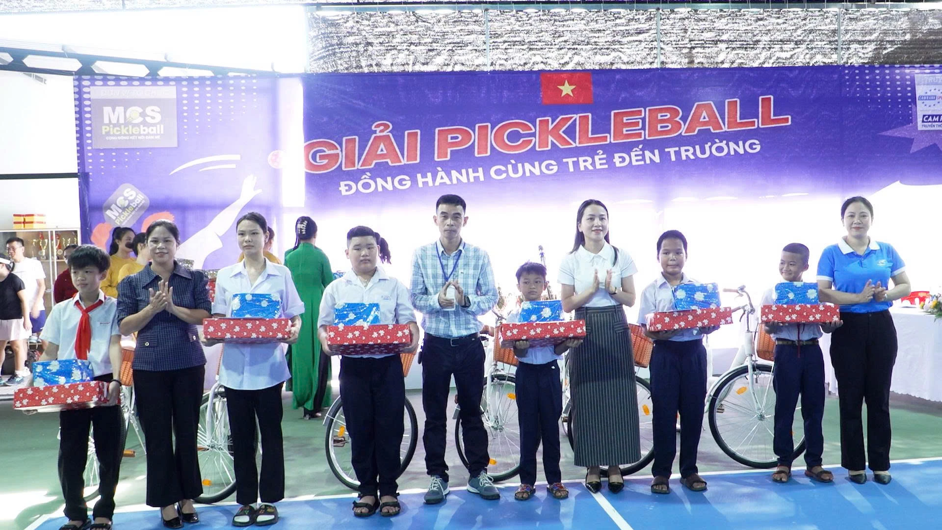 Câu lạc bộ Mỹ Ca Sport Pickleball tặng 37 suất quà cho học sinh có hoàn cảnh khó khăn