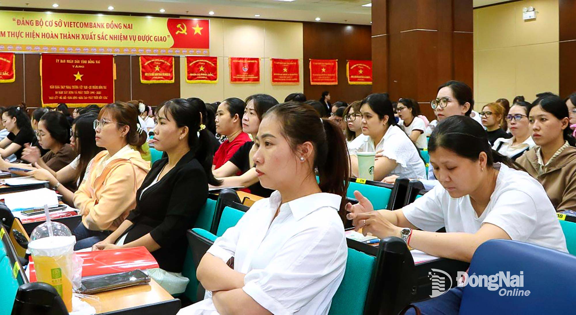 Đại diện các doanh nghiệp tham gia hội nghị tập huấn chính sách thuế giá trị gia tăng. Ảnh: Ngọc Liên

